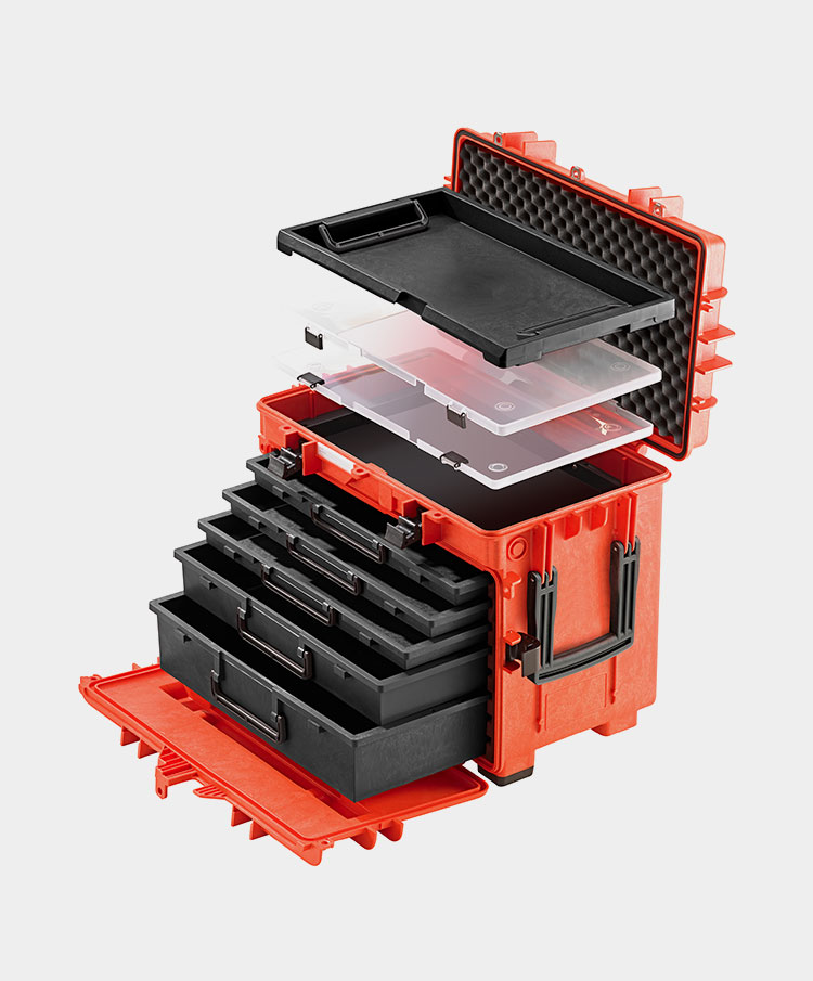 Freisteller eines roten Werkzeugtrolleys mit geöffneten Schubladen